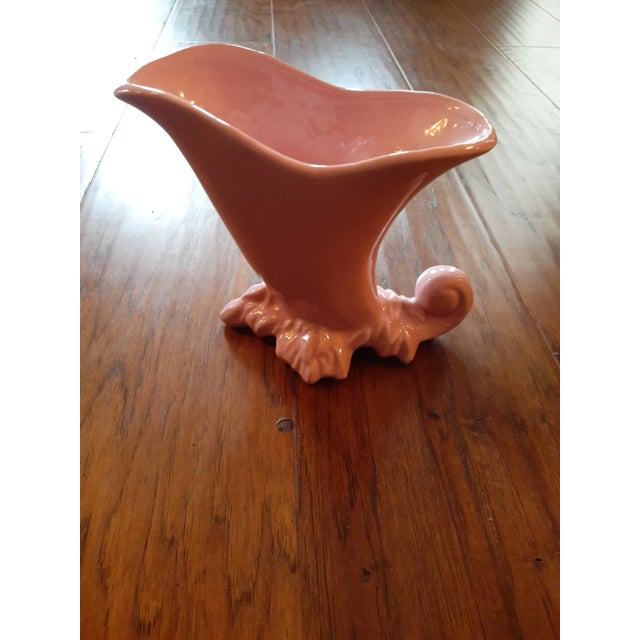 1950s McCoy Usa Pink Ceramic Cornucopia Vase For Sale - Image 4 of 7