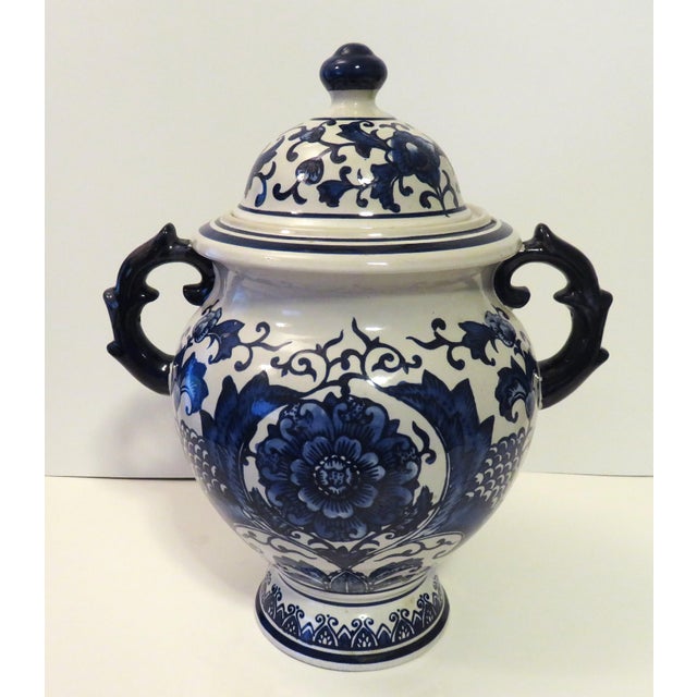 Chinoiserie Blue and White Ceramic Porcelain Ginger Jar With Lid and Handles VTG For Sale - Image 4 of 8
