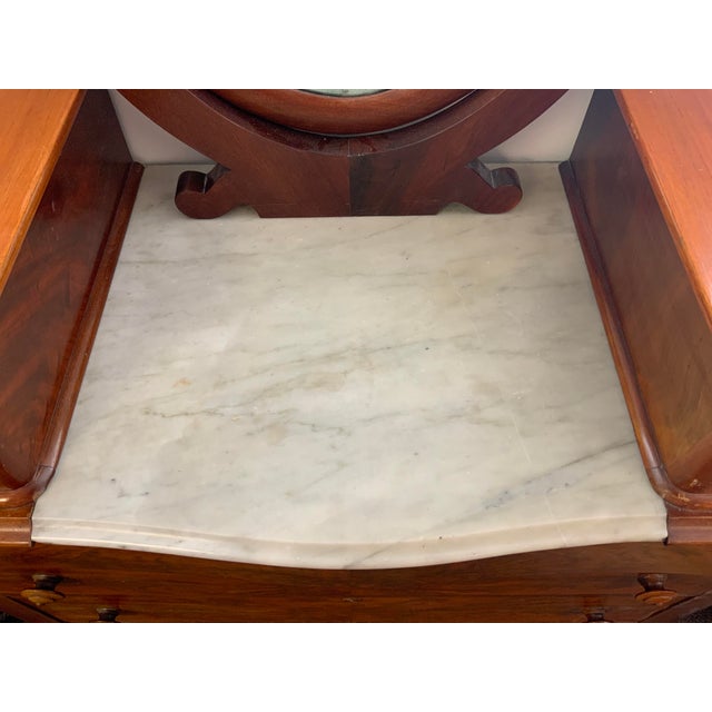 Wood Early 20th Century American Empire Mahogany Chest of Drawers With Mirror and Marble Top For Sale - Image 7 of 18