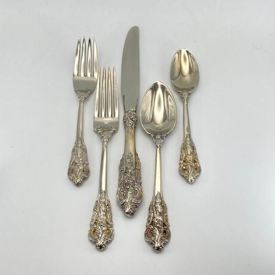 Godinger “Baroque by Godinger” Silverplate 65-Piece Flatware Set: Service for 12 With Serving Pieces and Vintage Storage Chest For Sale - Image 4 of 18