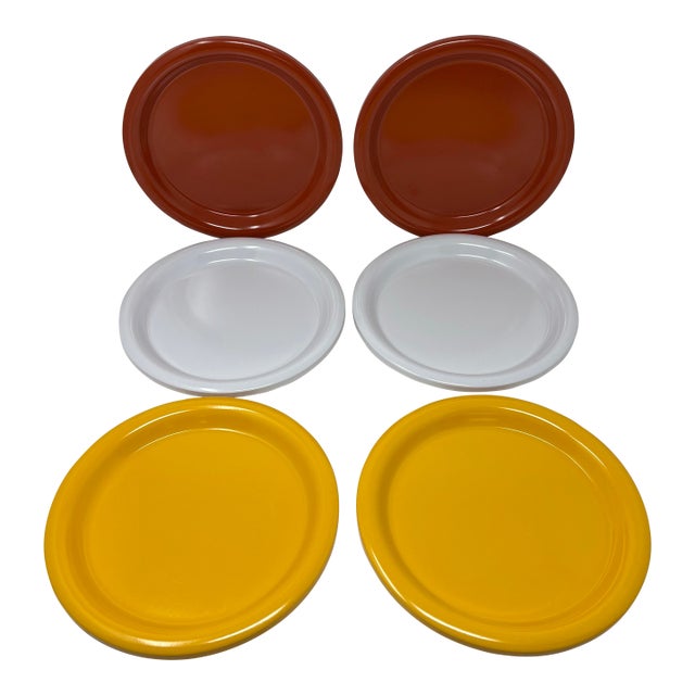 Vintage 1960s–70s Ingrid Ltd. Chicago Melamine Dinner Plates – Set of 6 in Orange, Yellow & White For Sale