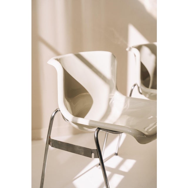 Beautiful set of 2 fairly rare ivory white Space Age chairs. 1970s design, produced by Artifort. The bucket seats are very...