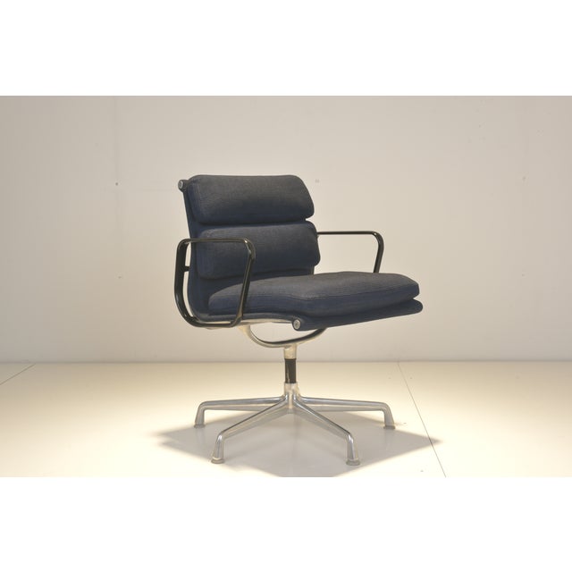 Mid-Century Modern EA 208 Softpad Aluchair by Charles and Ray Eames for Herman Miller, 1970s For Sale - Image 3 of 15
