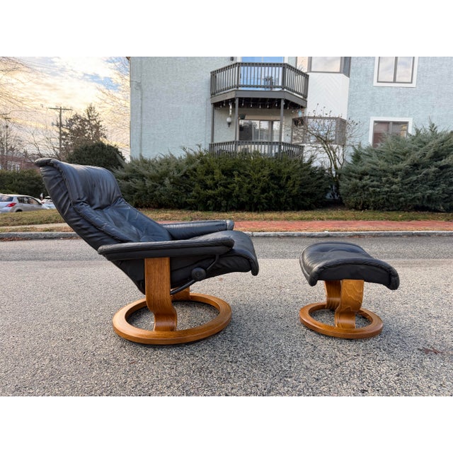 Mid-Century Modern 1990s Black Leather Ekornes Stressless Chair and Ottoman For Sale - Image 3 of 12