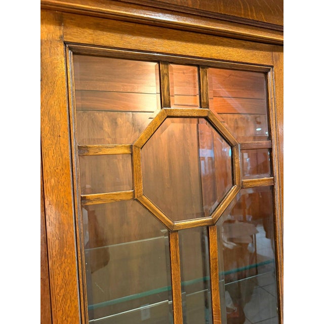 Early 20th Century Antique C. 1900-1915 Quarter-Sawn Tiger Oak Beveled Glass Display China Cabinet For Sale - Image 5 of 18