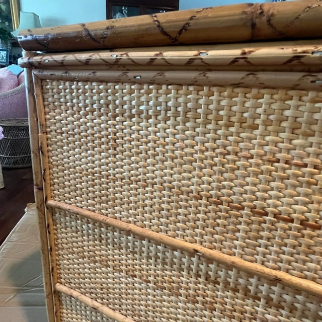 Vintage Chinoiserie Bamboo and Cane Wicker Lidded Small Side Table, Blanket Chest For Sale - Image 11 of 12