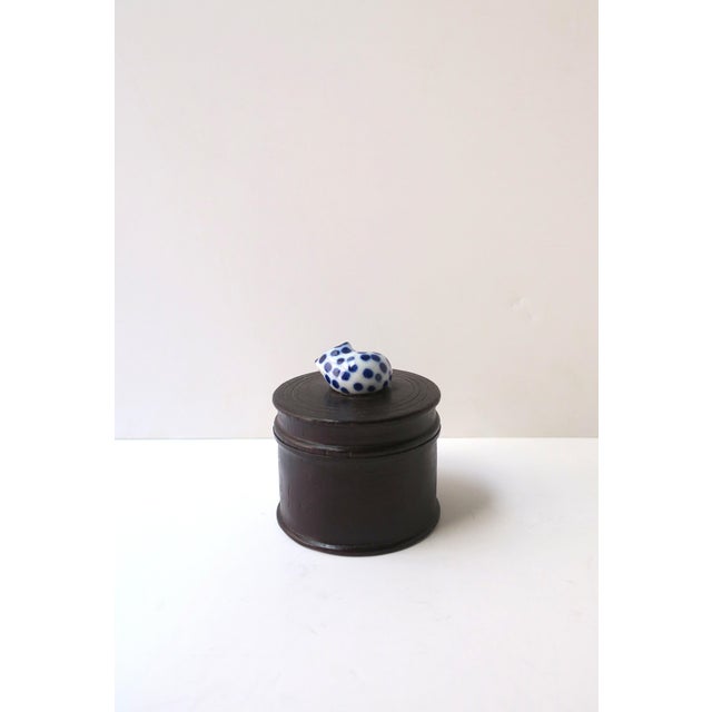 Jewelry Trinket Box With Porcelain Cat Blue and White, Mid-20th Century For Sale - Image 13 of 13