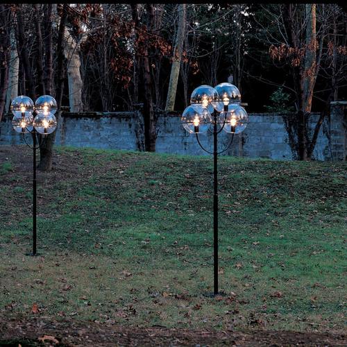 Outdoor lamp 'lyndon 350 m' designed by vico magistretti in 1977. Outside floor lamp. Zinc-plated black lacquered metal...