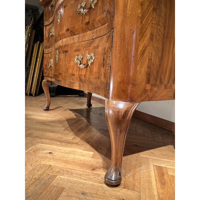 Antique Louis XV Rococo Italian Commode with Curved Chest of Drawers in Inlaid Walnut, Tuscany, 1700s For Sale - Image 13 of 14