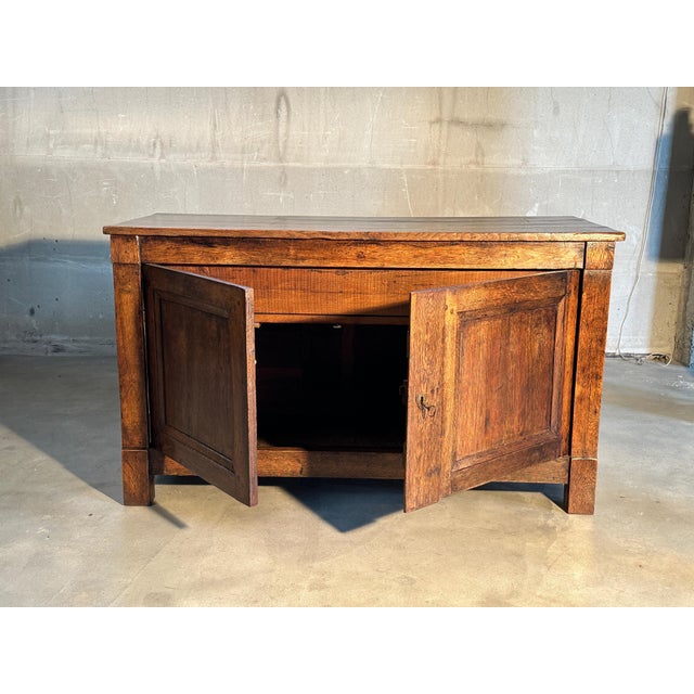 This antique oak blanket storage box,dating back to the 18th century,is a testament to the enduring quality and...