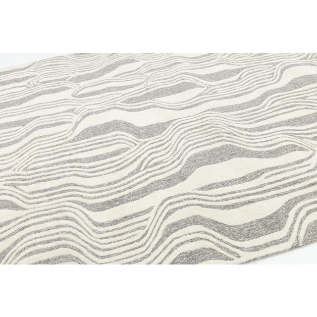 Gray Modern Organic Wave Hand-Tufted Wool Rug – Neutral Ivory & Grey Abstract 8x10 For Sale - Image 8 of 10