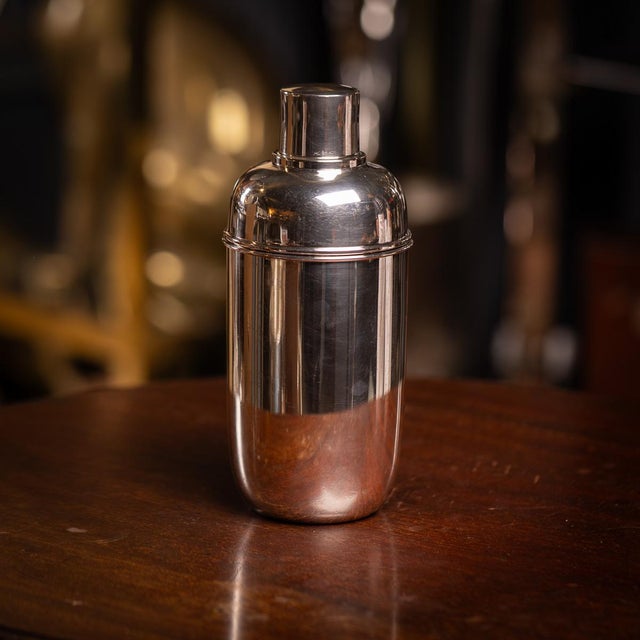 A 20th Century Italian solid silver cocktail shaker with a polished, smooth body. Designed in the Art Deco style, it...