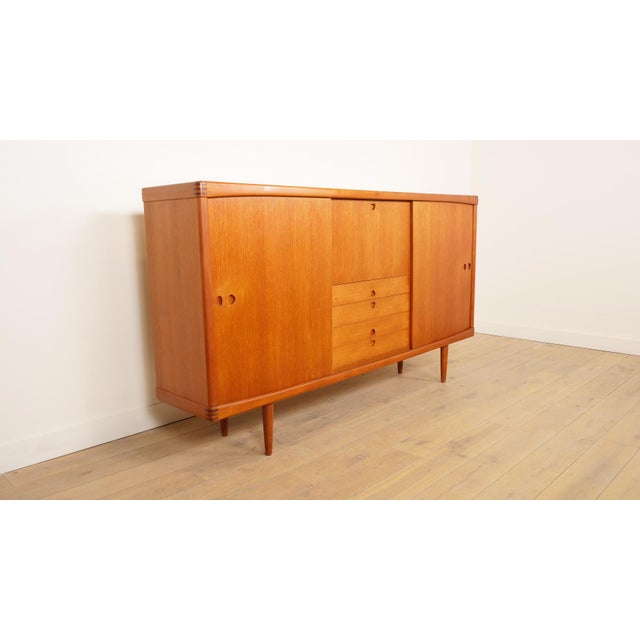 This Danish highboard stands out for its beautiful design. You can tell immediately that this is beautiful Danish quality....