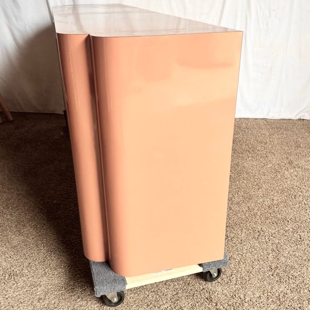 Postmodern Salmon Pink Lacquer Laminate Sculpted Credenza For Sale In Miami - Image 6 of 9