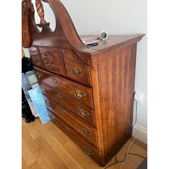Antique chippendale style mahogany wood dresser, in a very good condition. Est retail is over 1k Beautiful vintage...