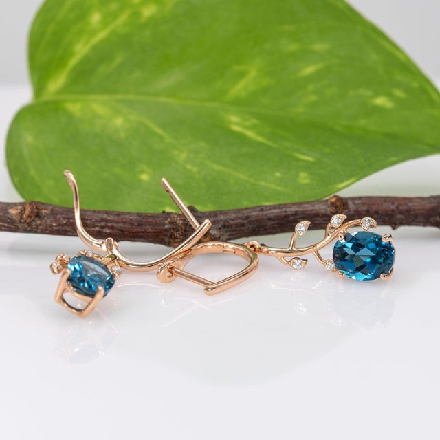 Modern 4.6Ct London Blue Topaz Stud Earrings With Earth-Mined Diamond Accents: 14k Gold, A Pair For Sale - Image 3 of 5