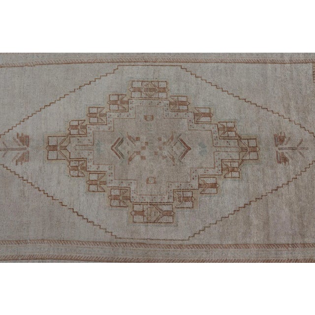 Mid 20th Century Taupe Background Turkish Vintage Oushak Rug With Tribal Medallion Design For Sale In Atlanta - Image 6 of 13