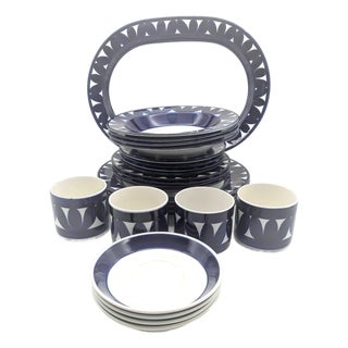 Mid 20th Century Arabia of FInland "Sotka" 6-Piece Dinnerware Designed by Raija Uosikkinen, a Set of 25 Pieces For Sale