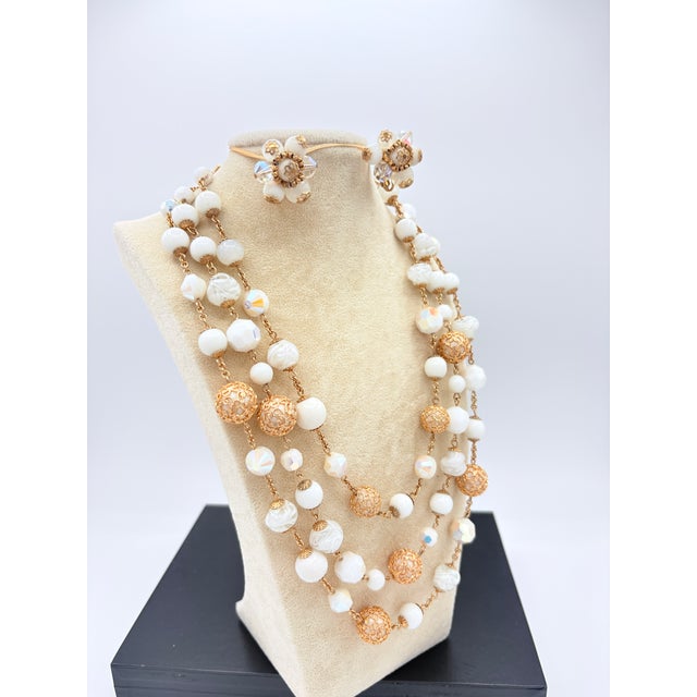 This vintage Vendôme demi‑parure from the late 1950s–early 1960s features high‑quality glass beads in mixed textures and...