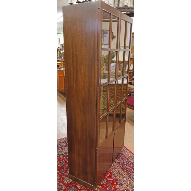 1970s Pair of John Widdicomb Mahogany Hollywood Regency China Display Cabinets For Sale - Image 13 of 17