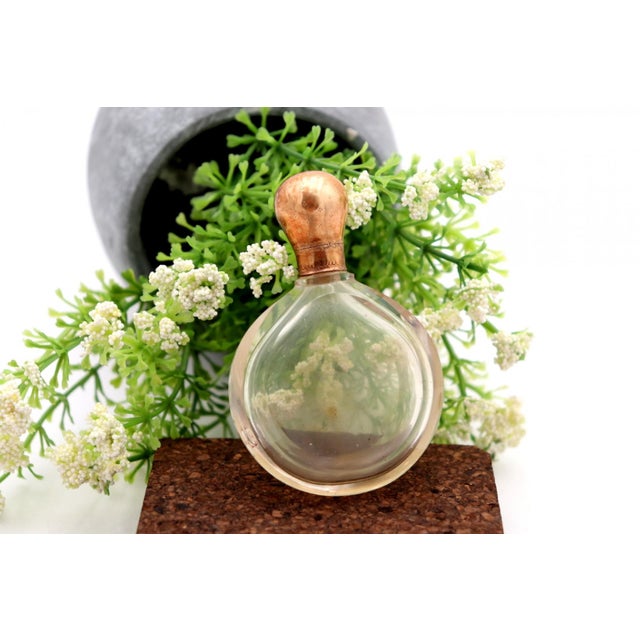 Metal Perfume Bottle in Glass and 15 Karat Gold For Sale - Image 7 of 7