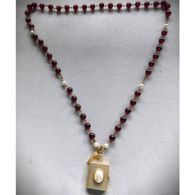 Art Deco Vintage Gold Locket, Four Photo, Wine and Pearl Bead Chain, Toggle Bar, Oval Bezeled Pearl For Sale - Image 3 of 14