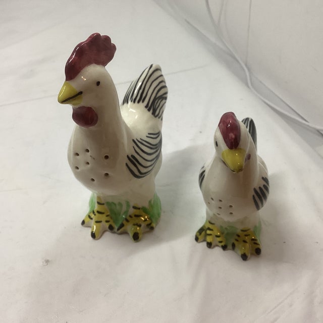 This is a rare Vintage Blue Ridge pottery rooster and chicken salt and pepper shaker set. The set is in great pre-owned...