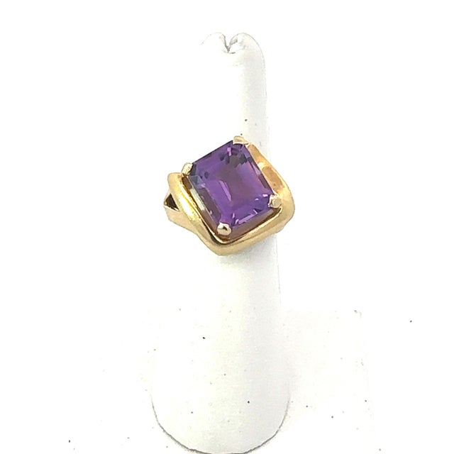 1990s 1990s Bold Retro Amethyst Cocktail Ring in 14k Yellow Gold, Size 6 For Sale - Image 5 of 5