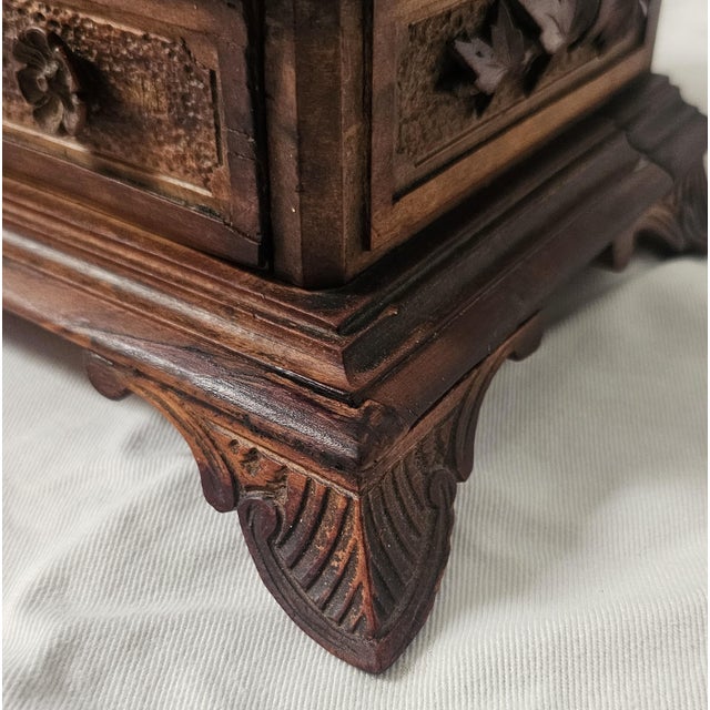 1880s Black Forest Carved Walnut Jewelry Box With Birds, Floral Relief, & Key For Sale - Image 10 of 15