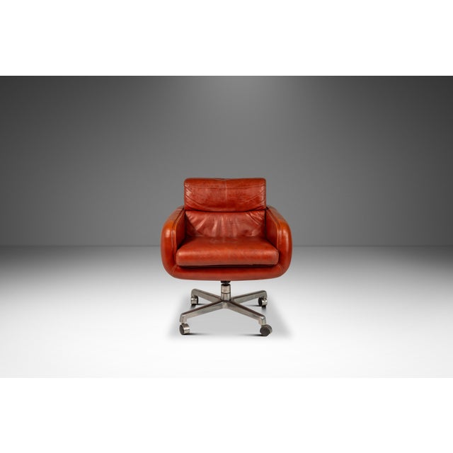 John Stuart Rare Set of Two (2) Swivel Lounge Chairs in Leather by Frank Doerner for Doerner Faultless Limited Release for John Stuart, Usa, C. 1970s For Sale - Image 4 of 18
