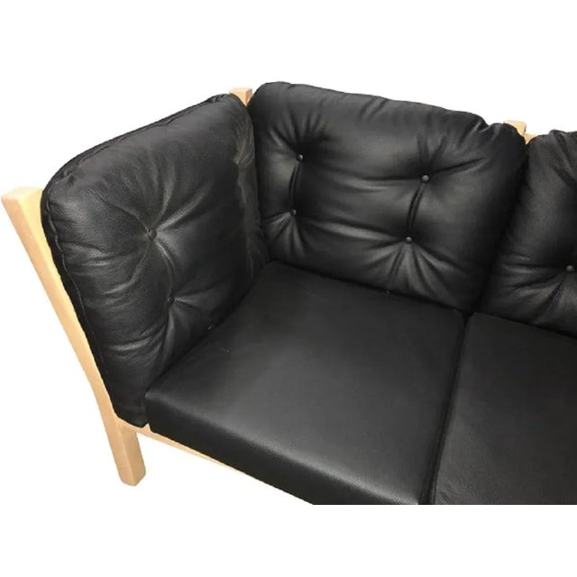 This three-seater sofa, model 303, was designed by Andreas Hansen in 1979 and manufactured by the Brodere Andersen...