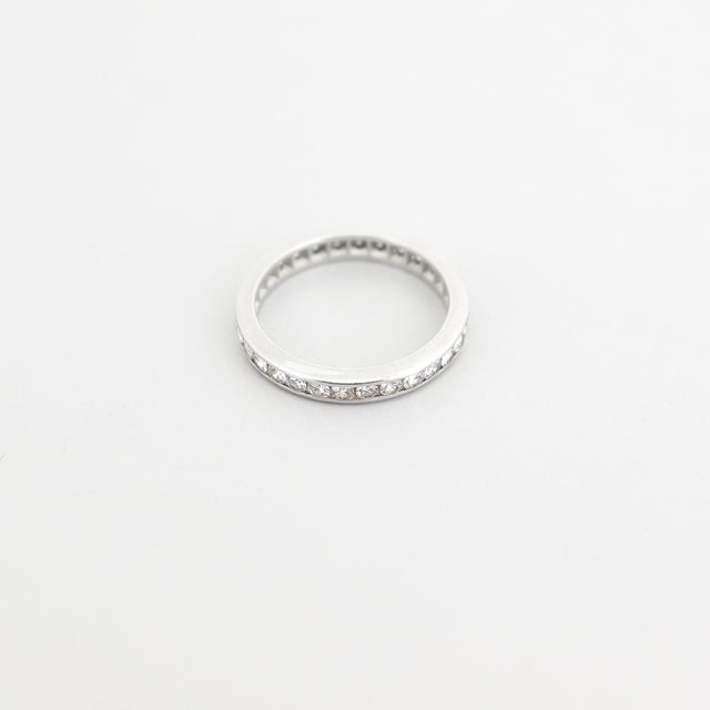 1990s Vintage Platinum & 1.05 Ct. Diamond Eternity Band Ring For Sale - Image 5 of 9
