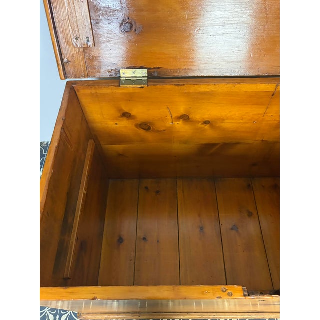 Large Antique 19th Century Large Victorian Pine Trunk Blanket Box For Sale - Image 10 of 17