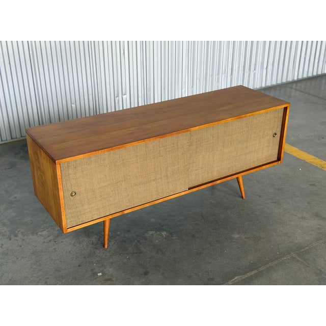 Paul McCobb Planner Group Low Credenza Model 1513-L - Solid Birch - Grasscloth Sliding Doors - Fully Restored An iconic...