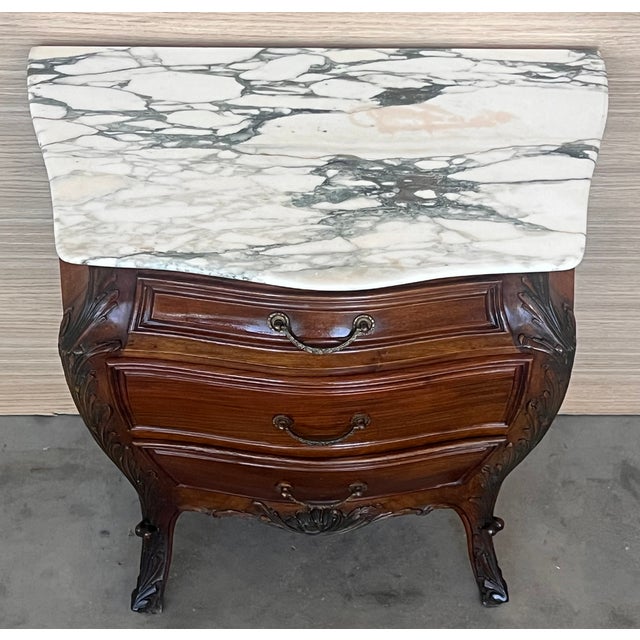 1900 - 1909 Pair of French Carved Nightstands With Three Drawers and Marble Top For Sale - Image 5 of 10
