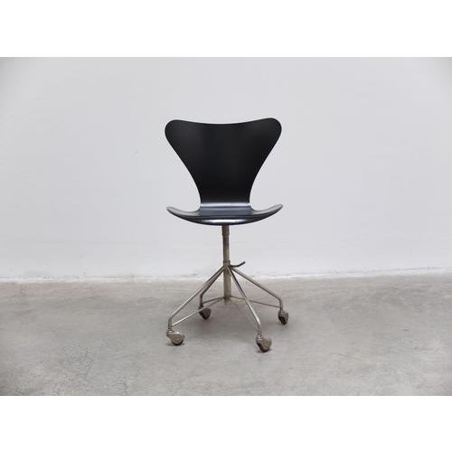 Early model ‘3117’ swivel desk chair designed by Arne Jacobsen for Fritz Hansen in 1955. This model is a first edition...