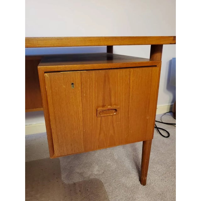 1960s Danish Modern Teak Floating Top Executive Desk | Asymmetrical Design, Solid Wood Drawers | Excellent Condition - 57" Wide For Sale - Image 12 of 15