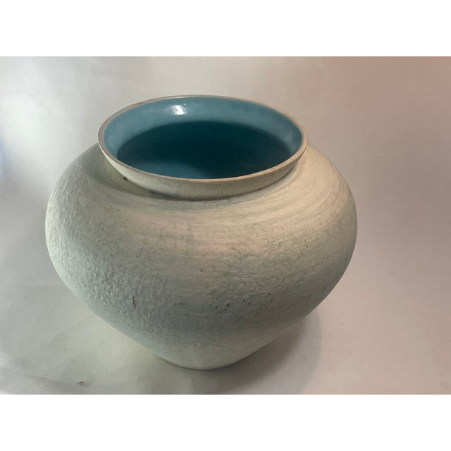 1980s Vintage 1986 Haeger Pottery Vase: Textured Off-White With Hidden Turquoise Glaze For Sale - Image 5 of 11