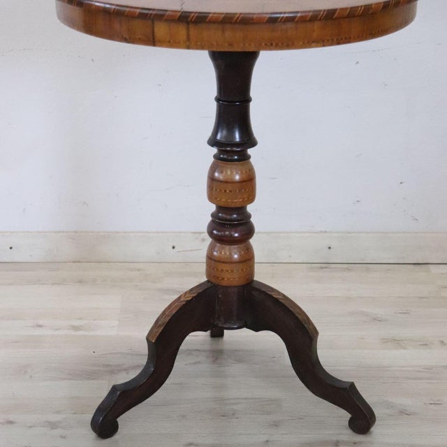 Bbeautiful small round table in 19th-century Italian walnut. This extremely refined table features an elaborate wood inlay...