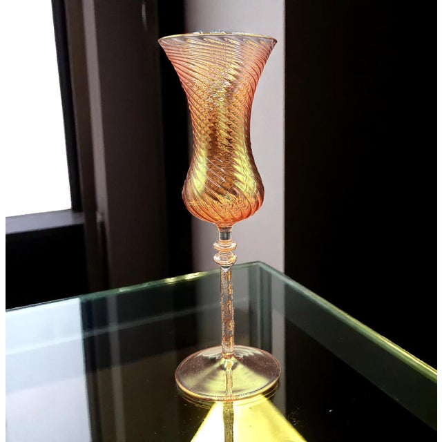 The Murano chalice encapsulates the magic of a Venetian sunset. The delicate pink cup, lit up by golden reflections,...