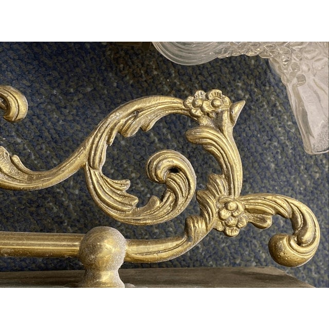 Good condition Crafted from genuine lacquered brass, this wall light features an elegant, ornate arm with intricate...