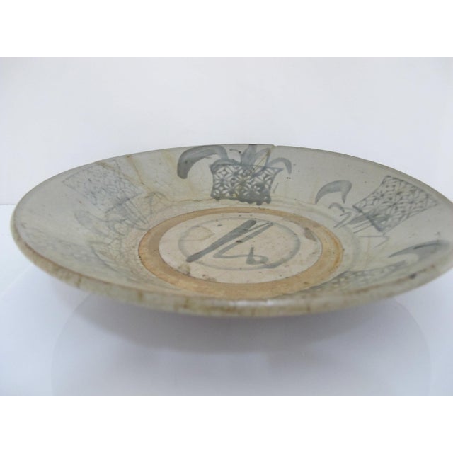 Chinese Swatow ware plate, likely dating from the late Ming Dynasty (16th-17th century). Swatow ware, also known as...