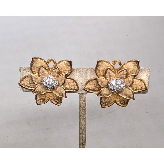 Pennino Vintage 1950s Signed Pennino Goldtone Flowers With Clear Rhinestones Clip Earrings-2 Piece For Sale - Image 4 of 7