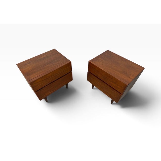Mid-Century Modern Mid-Century Modern American of Martinsville Walnut Nightstands - Set of 2 For Sale - Image 3 of 8
