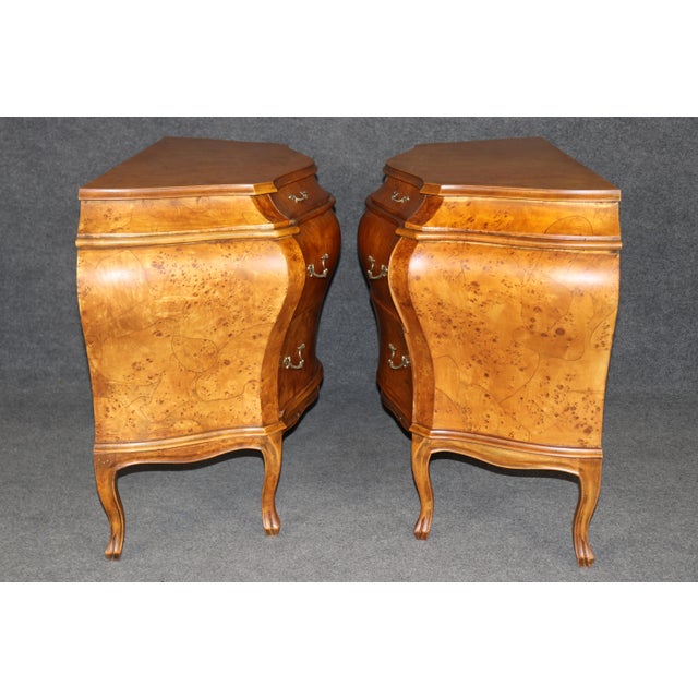 Early 20th Century Pair of Vintage Italian Bombe Burled 4 Drawer Commodes For Sale - Image 5 of 14