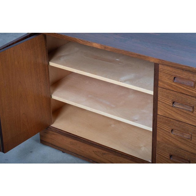 Rosewood Display Cabinet attributed to Poul Hundevad, Denmark, 1960s For Sale - Image 9 of 12