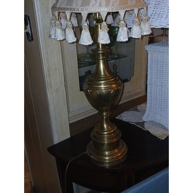 Stiffel 1970s Brass Urn Style Stiffel Table Lamp With Silk Tassels Shade For Sale - Image 4 of 7