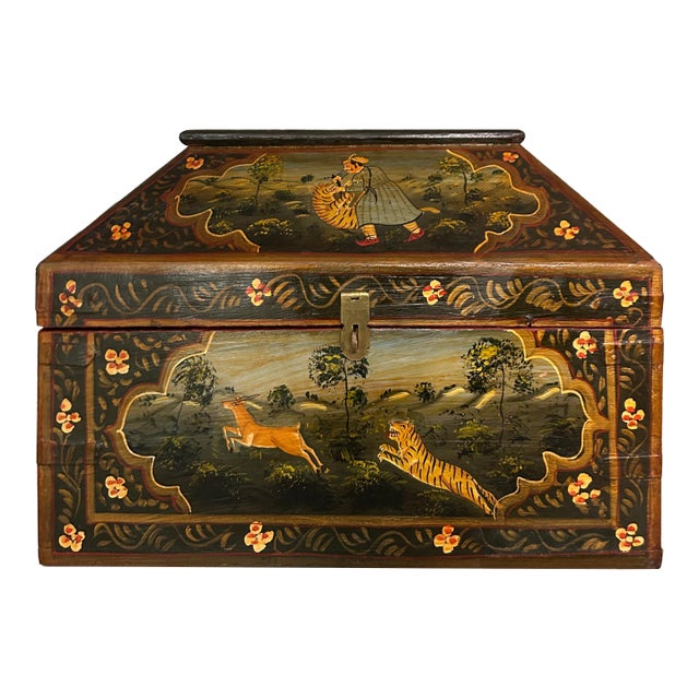 Rare Early 20th-Century Anglo-Indian Lacquered Jewelry Box With Exotic Hunting Scenes For Sale