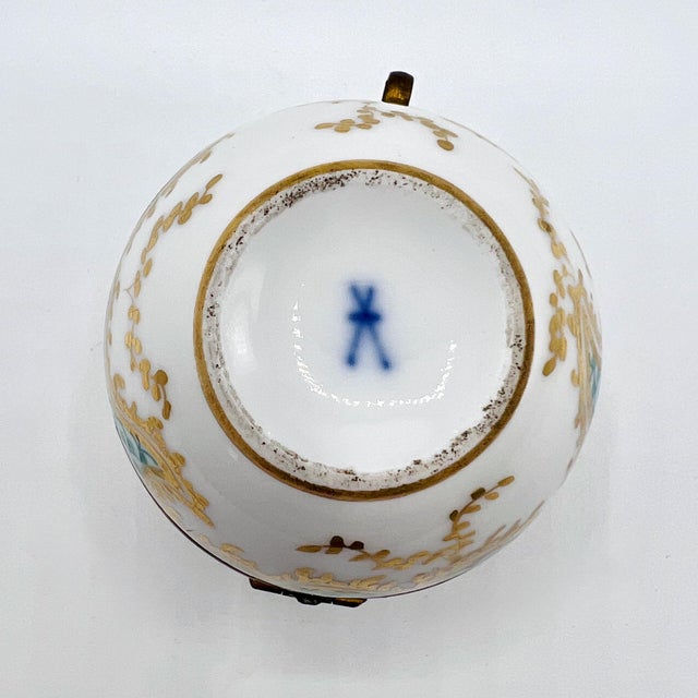 Antique French Hand-Painted Porcelain Hinged Box from Samson, Paris, 1900s For Sale - Image 13 of 15