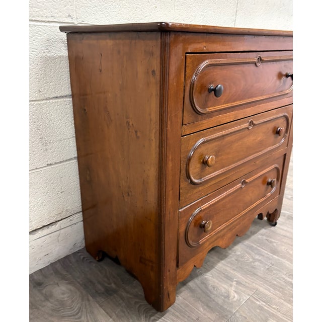 Mid 19th Century Antique American Victorian Walnut Cottage Chest of Drawers Commode For Sale - Image 5 of 12